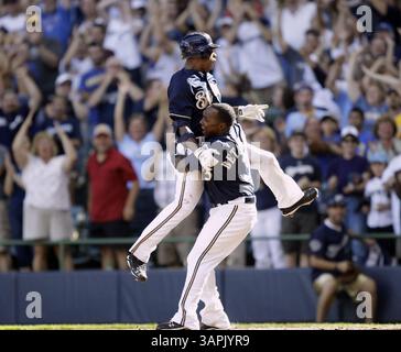 14 août 2011 - Milwaukee, WI, États-Unis - Nyjer Morgan de Milwaukee Brewers est soulevée par Yuniesky Betancourt après avoir frappé la mouche sacrifice gagnante pour battre les Pirates de Pittsburgh au Miller Park à Milwaukee, Wisconsin, le dimanche 14 août 2011. (Crédit image : © Benny Sieu/Milwaukee Journal Sentinel/MCT/ZUMAPRESS.com) Banque D'Images