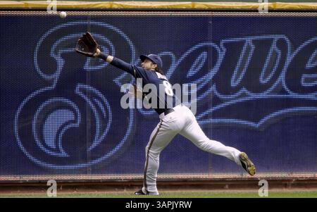 14 août 2011 - Milwaukee, WI, États-Unis - Ryan Braun des Brewers de Milwaukee ne peut pas attraper un double RBI par Andrew McCutchen des Pirates de Pittsburgh en 1ère manche au Miller Park à Milwaukee, Wisconsin, dimanche 14 août 2011. (Crédit image : © Benny Sieu/Milwaukee Journal Sentinel/MCT/ZUMAPRESS.com) Banque D'Images