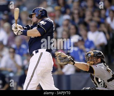 14 août 2011 - Milwaukee, WI, États-Unis - Casey McGehee des Brewers de Milwaukee frappe un doublé en 10e manche contre les Pirates de Pittsburgh au Miller Park à Milwaukee, Wisconsin, le dimanche 14 août 2011. (Crédit image : © Benny Sieu/Milwaukee Journal Sentinel/MCT/ZUMAPRESS.com) Banque D'Images