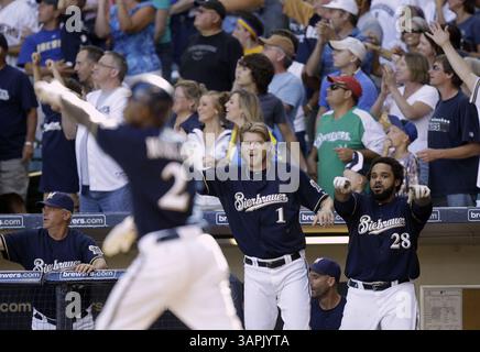 14 août 2011 - Milwaukee, WISCONSIN, États-Unis - Corey Hart et Prince Fielder des brasseurs Milwaukee encouragent Nyjer Morgan à prendre la tête de la course gagnante contre les Pirates de Pittsburgh au Miller Park à Milwaukee, Wisconsin, le dimanche 14 août 2011. (Crédit image : © Benny Sieu/Milwaukee Journal Sentinel/MCT/ZUMAPRESS.com) Banque D'Images