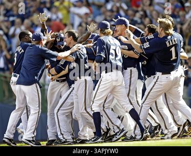 14 août 2011 - Milwaukee, WI, États-Unis - Nyjer Morgan des Brewers de Milwaukee est piégé par ses coéquipiers après avoir piloté dans la course gagnante avec une mouche sacrifice en 10e manche contre les Pirates de Pittsburgh au Miller Park à Milwaukee, Wisconsin, le dimanche 14 août 2011. (Crédit image : © Benny Sieu/Milwaukee Journal Sentinel/MCT/ZUMAPRESS.com) Banque D'Images