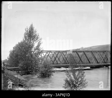 Cette photographie des bibliothèques de l'Université de l'Oregon montre Pendleton pendant l'inondation de la rivière Umatilla, avec des vues générales de scènes de rue et de scènes de rivière, documentant l'impact de l'inondation sur la communauté. Banque D'Images