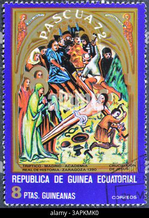 Timbre-poste oblitéré imprimé par la Guinée équatoriale, qui montre Crucifixion, Pâques 1972, vers 1972. Banque D'Images