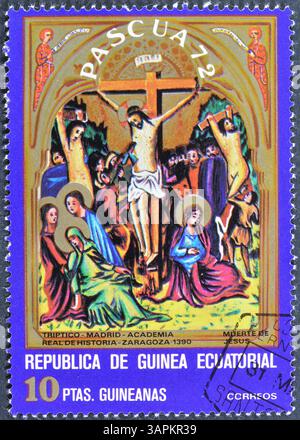Timbre-poste oblitéré imprimé par la Guinée équatoriale, qui montre la mort de Jésus, Pâques 1972, vers 1972. Banque D'Images