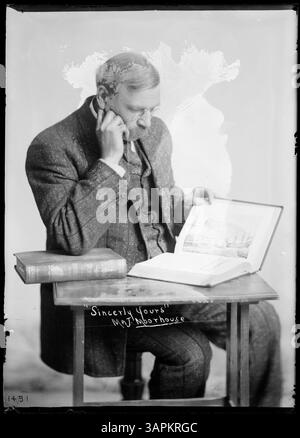 Cette photographie de Lee Moorhouse représente le portrait d'un individu assis. L'image capture le sujet dans une pose formelle, soulignant le style photographique de Moorhouse. Banque D'Images