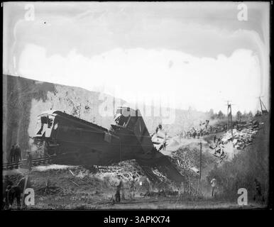 Cette photographie de Lee Moorhouse montre l'épave du Engine No. 215, O.R.N., près de Cayuse, Oregon, avec des scènes d'une équipe de naufrage et d'une grue travaillant pour nettoyer l'épave. Banque D'Images