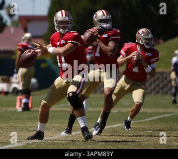 16 août 2011 - Santa Clara, CA, États-Unis - les quarterbacks des 49ers de San Francisco Alex Smith (11 ans), Colin Kaepernick (7 ans) et McLeod Bethel-Thompson, à droite, redescendent pour passer pendant le camp d'entraînement au centre d'entraînement des 49ers à Santa Clara, Californie, le mardi 16 août 2011. (Crédit image : © Nhat V. Meyer/San Jose Mercury News/MCT/ZUMAPRESS.com) Banque D'Images