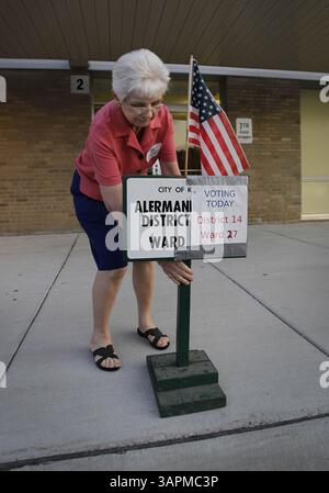 16 août 2011 - Kenosha, WI, États-Unis - Un travailleur du scrutin dépose le panneau devant le bureau de vote au quartier 27, District 14 de Gilbert lance Middle School à Kenosha, Wisconsin. Le site a été à court de bulletins de vote vers 19 h le mardi 16 août 2011, lors de l'élection de destitution contre le sénateur Robert Wirch. Le retard n'a duré qu'environ 15 minutes selon un électeur. (Crédit image : © Rick Wood/Milwaukee Journal Sentinel/MCT/ZUMAPRESS.com) Banque D'Images