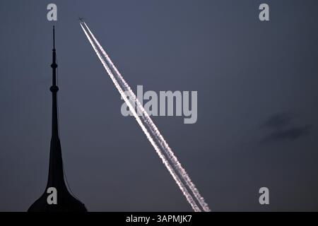 Mnichovo Hradiste, République tchèque. 16 avril 2025. Un Airbus A320 exploité par Wizz Air Malta, en route de Liverpool (Angleterre) à Iasi (Roumanie), survole la tourelle en République tchèque. (Crédit image : © Slavek Ruta/ZUMA Press Wire) USAGE ÉDITORIAL SEULEMENT ! Non destiné à UN USAGE commercial ! Banque D'Images