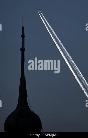 Mnichovo Hradiste, République tchèque. 16 avril 2025. Un Airbus A320 exploité par Wizz Air Malta, en route de Liverpool (Angleterre) à Iasi (Roumanie), survole la tourelle en République tchèque. (Crédit image : © Slavek Ruta/ZUMA Press Wire) USAGE ÉDITORIAL SEULEMENT ! Non destiné à UN USAGE commercial ! Banque D'Images