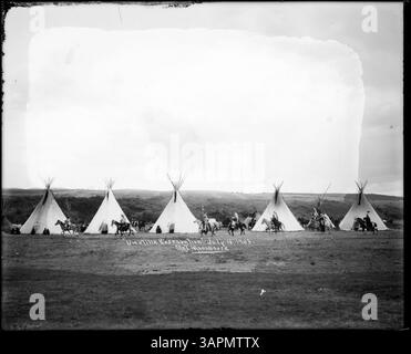 Cette photographie de Lee Moorhouse montre des scènes de la réserve indienne Umatilla, capturant la vie quotidienne et les activités des peuples autochtones vivant en Oregon au début du XXe siècle. Banque D'Images