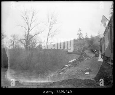 Photographie de Lee Moorhouse de l'épave du Engine No. 215, O.R.N. près de Cayuse, Oregon. L'image montre l'équipage de naufrage et la grue sur les lieux de l'accident. Banque D'Images