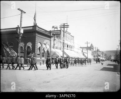 Une photographie du défilé du jour du souvenir montre des vétérans et des soldats en uniforme marchant. L'image capture la commémoration des anciens combattants et du service militaire. Banque D'Images