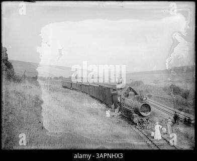 Cette photographie montre l'épave du moteur no. 345 et 366 du Northern Pacific Railroad près de Pendleton, capturant une scène dramatique de l'histoire du chemin de fer du début du XXe siècle. Banque D'Images