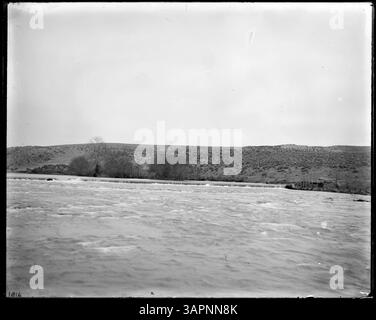 Cette photographie de Lee Moorhouse montre des scènes le long de la rivière Umatilla inférieure, offrant une vue historique de l'environnement de la rivière et du paysage environnant. Banque D'Images