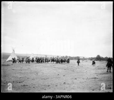 Cette photographie montre des scènes de la réserve indienne Umatilla, capturant la vie quotidienne dans la région. Il fait partie de la collection photographique Lee Moorhouse. Banque D'Images