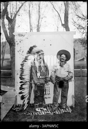 Photographie de Lee Moorhouse de deux individus à Pendleton, Oregon, l'un identifié comme She Ha-Ha, une amérindienne, et l'autre comme un homme blanc. L'image capture un moment historique d'interaction culturelle dans l'Ouest américain. Banque D'Images