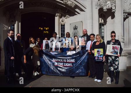 Londres, Angleterre, Royaume-Uni. 16 avril 2025. Les militants et les membres de leur famille se tiennent à l'extérieur de la Cour suprême lorsqu'elle statue sur les pratiques secrètes dans les affaires de fin de vie. (Crédit image : © Vuk Valcic/ZUMA Press Wire) USAGE ÉDITORIAL SEULEMENT ! Non destiné à UN USAGE commercial ! Banque D'Images