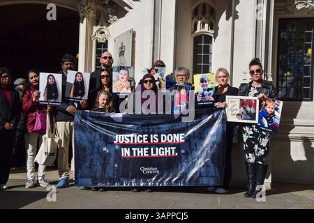 Londres, Angleterre, Royaume-Uni. 16 avril 2025. Les militants et les membres de leur famille se tiennent à l'extérieur de la Cour suprême lorsqu'elle statue sur les pratiques secrètes dans les affaires de fin de vie. (Crédit image : © Vuk Valcic/ZUMA Press Wire) USAGE ÉDITORIAL SEULEMENT ! Non destiné à UN USAGE commercial ! Banque D'Images