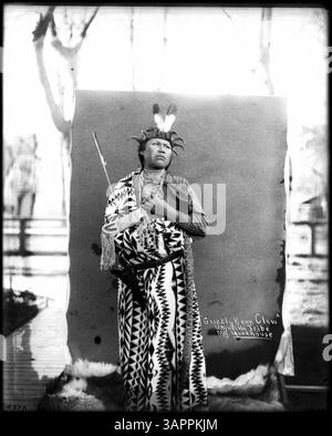 Photographie de Lee Moorhouse représentant un Indien Umatilla en regalia, avec une grizzli griffée. Cette image capture la tenue culturelle et le symbolisme des Amérindiens. La griffe d'ours est un élément important des regalia, symbolisant la force et la connexion à la nature. Banque D'Images