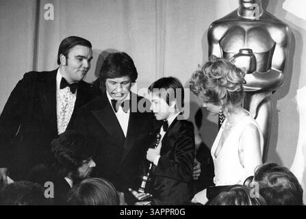 2 avril 1974, !0 ans, TATUM O'NEAL remporte l'Academy Award de la meilleure actrice dans un second rôle avec 'Paper Moon' montré avec CHARLES BRONSON et JILL IRELAND (crédit image : © Globe photos/ZUMA Wire) Banque D'Images