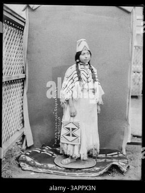 Une photographie de Lee Moorhouse montrant Anna Kash Kash, une femme tribale Cayuse, portant des regalia traditionnels, soulignant sa tenue culturelle. Banque D'Images