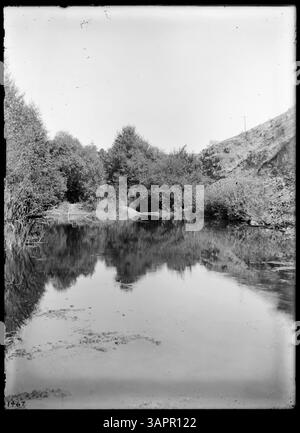 Cette photographie de Lee Moorhouse montre des scènes le long de la rivière Umatilla près de Pendleton, Oregon, capturant le paysage naturel et la voie navigable au début du XXe siècle. Banque D'Images