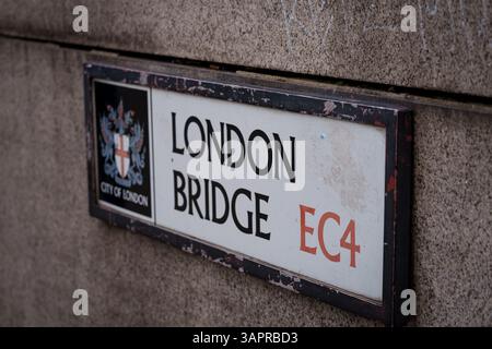 LONDRES, ROYAUME-UNI. 15 février 2025. Photo à mise au point sélective. Panneau London Bridge. Banque D'Images