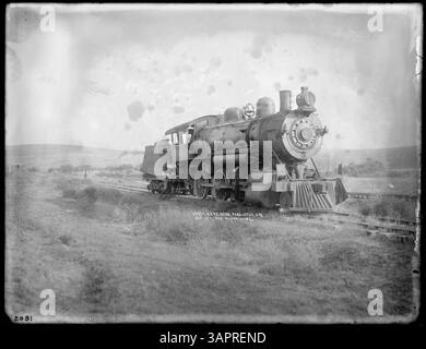 Cette photographie montre l'épave du moteur no. 345 et 366, prises près de Pendleton, Oregon, par Lee Moorhouse, documentant un incident historique impliquant un naufrage de train. Banque D'Images