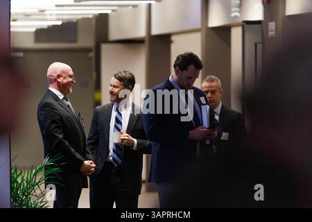 Bloomington, Indiana, États-Unis. 15 avril 2025. Le sénateur Todd Young, R-Ind, 2e à partir de la gauche, parle dans un couloir, avant de participer à une discussion dignitaire de la Chambre de commerce de Bloomington au Centre de congrès du comté de Monroe. La discussion a été menée par Pete Yonkman, président de Cook Group et Cook Medical à Bloomington. (Crédit image : © Jeremy Hogan/SOPA images via ZUMA Press Wire) USAGE ÉDITORIAL SEULEMENT ! Non destiné à UN USAGE commercial ! Banque D'Images
