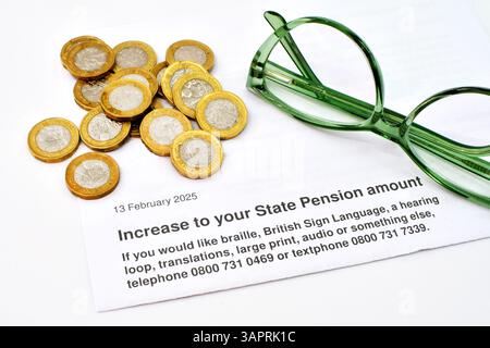 Vue rapprochée d'une lettre sur une augmentation de la pension d'État au Royaume-Uni, avec des pièces d'un point et une paire de lunettes de lecture. Personne. Banque D'Images