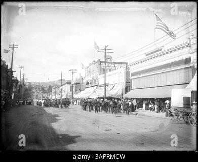 Cette photographie de Lee Moorhouse montre un défilé pour la foire du district, avec un groupe et des hommes en uniforme marchant dans la procession. Banque D'Images