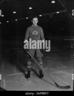 Emory Collins est un attaquant de l’équipe de hockey des Millers de Minneapolis, connu pour ses contributions athlétiques au hockey sur glace. Banque D'Images
