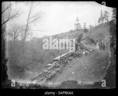 Cette photographie montre l'épave du moteur no. 215 de l'O.R.N., près de Cayuse, Oregon, avec des scènes de l'équipage de naufrage et de la grue, capturant un accident industriel dans le transport au début du XXe siècle. Banque D'Images