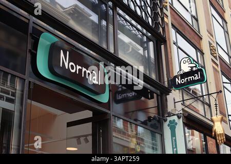 Logo et vitrine de la chaîne de vente au détail danoise à prix avantageux normal à Copenhague Banque D'Images