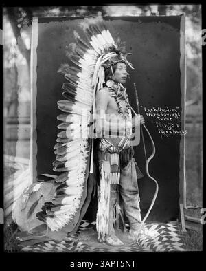 Lack-um-tim, un Indien de Warm Springs, est représenté en regalia dans cette photographie de Lee Moorhouse, qui fait partie de la collection des bibliothèques de l'Université de l'Oregon. Banque D'Images