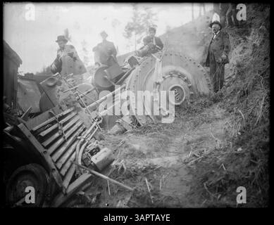 Cette photo montre l'épave du moteur no. 215 sur le chemin de fer O.R.N. près de Cayuse, Oregon, avec une équipe de naufrage et une grue travaillant pour enlever les débris. Banque D'Images