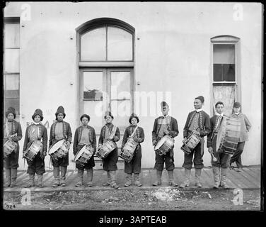 Cette photographie de Lee Moorhouse représente le corps de tambours de la Compagnie de cabane de l'oncle Tom de Stetson à Pendleton. L'image montre les interprètes en uniforme pendant leur défilé ou performance. Banque D'Images