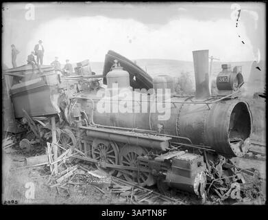 Une photographie en noir et blanc de l'épave du moteur no. 345 et 366 du Northern Pacific Railway, près de Pendleton. L'image montre les restes des moteurs après une collision ou un accident. Banque D'Images