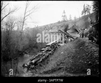 Cette photographie, qui fait partie de la collection Lee Moorhouse, représente l'épave du Engine No. 215 de l'O.R.N. près de Cayuse, Oregon. Il comprend des scènes d'une équipe de naufrage et d'une grue travaillant sur le site, documentant les conséquences de l'accident. Banque D'Images