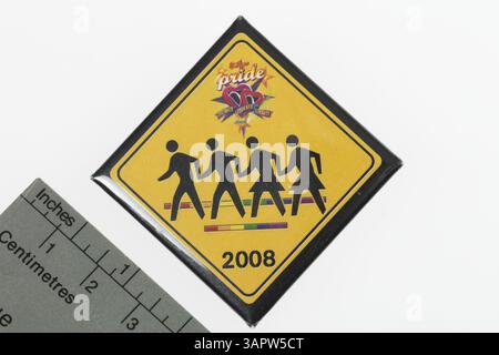 Un bouton issu du Louis PrideFest 2008, célébrant la communauté LGBTQIA+ et alliée. L’événement, qui s’est tenu au parc Tower Grove du 28 au 29 juin, comprenait un défilé le long du South Grand Boulevard, mettant en lumière les droits et la visibilité LGBTQ+. Banque D'Images