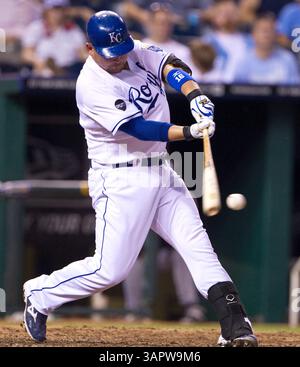 20 juillet 2011 - Kansas City, Missouri, États-Unis - Billy Butler des Royals de Kansas City se connecte en simple lors de la huitième manche contre les White Sox de Chicago au stade Kauffman. (John Sleezer/Kansas City Star/MCT/ZUMAPRESS.com) Banque D'Images