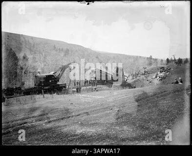 Cette photographie de Lee Moorhouse montre l'épave du Engine No. 215 de l'Oregon Railroad & navigation Company près de Cayuse, Oregon, avec des scènes de l'équipage de naufrage et de la grue impliquées dans le nettoyage de l'épave. Banque D'Images