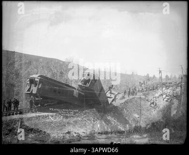 Photographie de l'épave du moteur no. 215 de l'O.R.N. près de Cayuse, Oregon. L'image comprend des scènes de l'équipage de naufrage et de la grue impliqués dans le déblaiement de l'épave. Banque D'Images