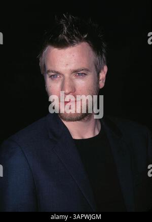 JANVIER 1, 2011 - K23709EG : PREMIÈRE DE BLACK HAWK DOWN. L'ACADÉMIE DU CINÉMA, BEVERLY HILLS, CA 12/18/2001.EWAN MCGREGOR. ED GELLER/ 2001(crédit image : © Globe photos/ZUMAPRESS.com) Banque D'Images