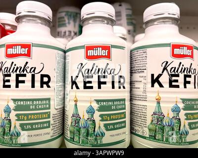 Kalinka kéfir boisson par Müller sur une étagère de supermarché comme produit laitier fermenté traditionnel dans des bouteilles en plastique de marque, produit de l'Allemagne Banque D'Images