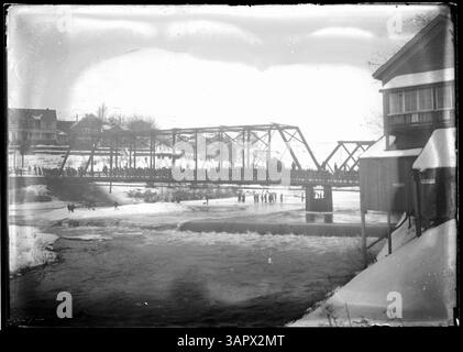 Cette photographie de la collection Lee Moorhouse des bibliothèques de l'Université de l'Oregon montre des gens coupant de la glace sur la rivière Umatilla sous le pont de Pendleton, montrant une activité hivernale du début du XXe siècle dans l'Oregon. Banque D'Images