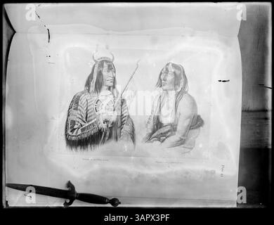 Photographie négative de Lee Moorhouse, représentant un Assiniboine et un amérindien Dakota. L'image capture ces deux individus de différentes tribus, donnant un aperçu de la culture et de la tenue vestimentaire de l'époque. Banque D'Images