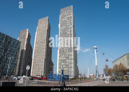 Skyline moderne de Londres avec gratte-ciel et téléphériques Emirates Air Line Banque D'Images