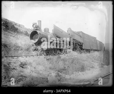 Cette photo de Lee Moorhouse montre l'épave du moteur no. 345 et 366, de la N.P.R.R. près de Pendleton. L'image capture les conséquences d'un accident de train, fournissant un aperçu historique des débuts du transport ferroviaire dans l'Oregon. Banque D'Images